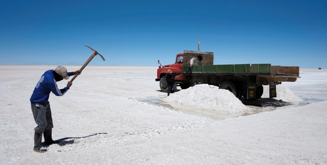 Er baut das Lithium ab für den Wohlstand der Welt: Arbeiter in Bolivien (Foto: pa / Reuters /David Mercado)