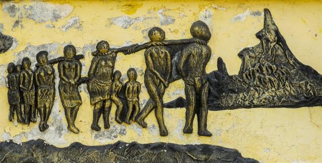 Abschied von Afrika: Das Bild in der Gedenkstätte Zomachi in Ouidah im westafrikanischen Benin zeigt versklavte Menschen auf dem Weg zu den Schiffen nach Amerika. (Foto: alamy/Eric Lafforgue)