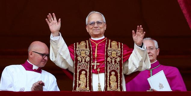 Friede sei mit Euch! Papst Leo XIV. auf der Loggia des Petersdoms. (Foto: Reuters/Guglielmo Mangiapane)