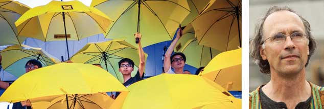 Aufgespannte Schirme als Zeichen für Gewaltfreiheit: Joshua Wong (linkes Bild in der Mitte) leitet die Protestbewegung für Demokratie und Freiheit in Hongkong. Der 17-Jährige stammt aus einer evangelischen Familie, berichtet der Schweizer Theologe Tobias Brandner (rechtes Bild),  Er ist seit 16 Jahren Gefängnisseelsorger in Hongkong (Fotos: pa/Wostok Press; Basler Mission/Hauser)