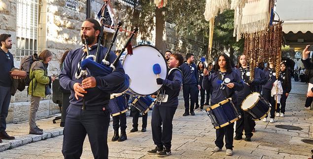 Mit Musik, aber ohne Flagge: Pfadfinder bei der Bischofseinführung(Foto: Katja Dorothea Buck)