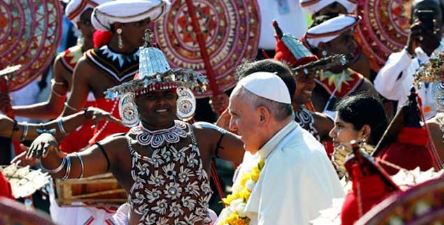 Papst Franziskus bei seiner Ankunft in Sri Lanka: Da wussten noch nicht alle, wie gerade heraus er alle Konflikte des Landes zur Sprache bringen würde. (Foto: Rellandini/Reuters)
Papst Franziskus bei seiner Ankunft in Sri Lanka: Da wussten noch nicht alle, wie gerade heraus er alle Konflikte des Landes zur Sprache bringen würde. (Foto: Rellandini/Reuters)
