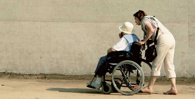 »Ich bin täglich mit ihr im Rollstuhl spazieren gefahren. Und da war plötzlich eine neue Zärtlichkeit da.« (Foto: photocase.de /Carolin Weinkopf)