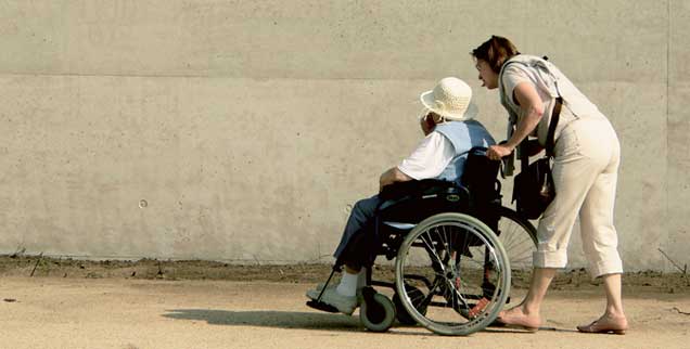 »Ich bin täglich mit ihr im Rollstuhl spazieren gefahren. Und da war plötzlich eine neue Zärtlichkeit da.« (Foto: photocase.de /Carolin Weinkopf) »Ich bin täglich mit ihr im Rollstuhl spazieren gefahren. Und da war plötzlich eine neue Zärtlichkeit da.« (Foto: photocase.de /Carolin Weinkopf)