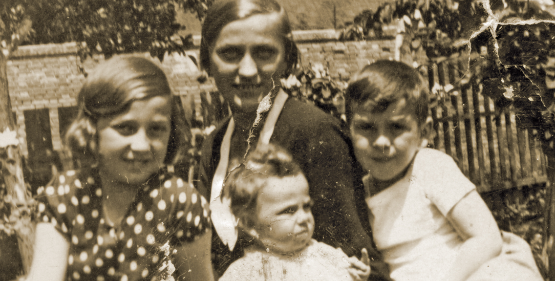 Teil der Familie: Kinderfrau Gretchen posiert mit den Jüngsten der Familie Diamant 1934 im Garten für ein Foto. (Foto: United States Holocaust Memorial Museum, mit freundlicher Genehmigung von Schlomo Diamant)