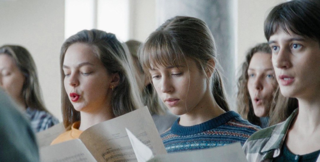 Ganz schön verwirrend: Bei einem Probenwochenende stößt Lucija auf bisher ungeahnte Gefühle. Dem Chorleiter aber gefallen die Emotionen der Mädchen nicht. (Foto: © SPOK Films via filmstarts.de)