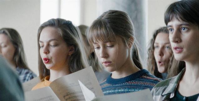 Ganz schön verwirrend: Bei einem Probenwochenende stößt Lucija auf bisher ungeahnte Gefühle. Dem Chorleiter aber gefallen die Emotionen der Mädchen nicht. (Foto: © SPOK Films via filmstarts.de)