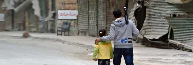 Frontlinie in Aleppo: Der syrische Bürgerkrieg zieht sich bereits über zwei Jahre hin. Könnten Waffenlieferungen des Westens an die Rebellen den Konflikt schnell entscheiden? (Foto: pa/Ammar Abd Rabbo)
