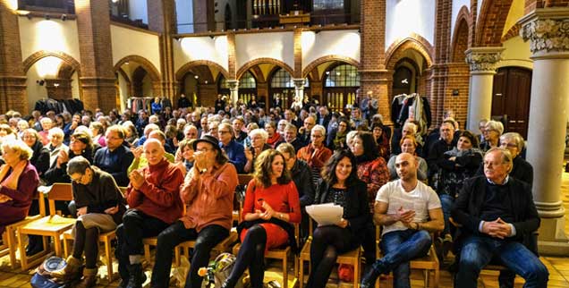 Die Verabschiedung von Redakteurin Bettina Röder (erste Reihe, dritte von rechts), die aus Altersgründen ausscheidet, war Anlass der Publik-Forum-Matinee in der Berliner Reformationskirche.(Foto: Schulze)