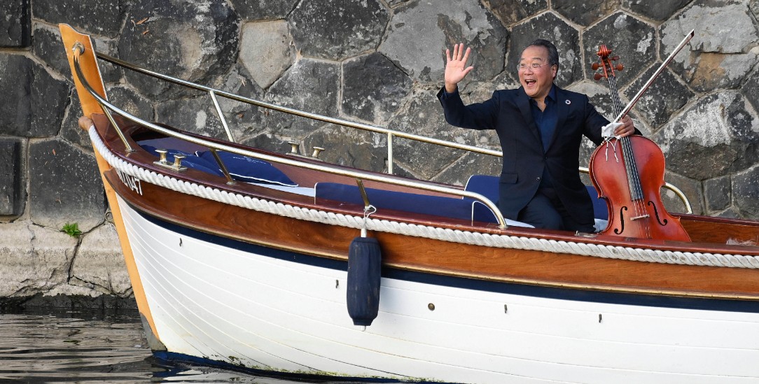 Leichtigkeit, Gefühlstiefe, ungewöhnliche Spielorte: Der Cellist Yo-Yo Ma, hier auf der Moldau in Prag. (Foto: imago images/CTK Photo)