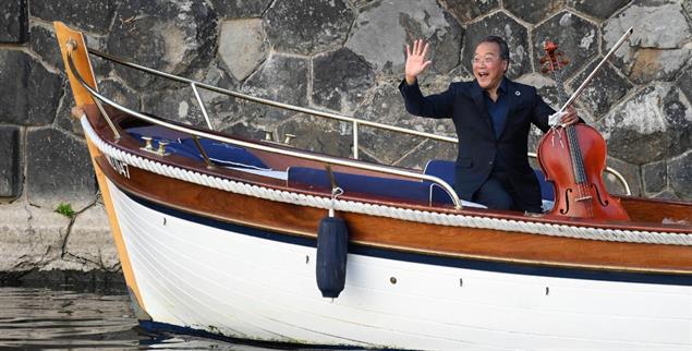 Leichtigkeit, Gefühlstiefe, ungewöhnliche Spielorte: Der Cellist Yo-Yo Ma, hier auf der Moldau in Prag. (Foto: imago images/CTK Photo)