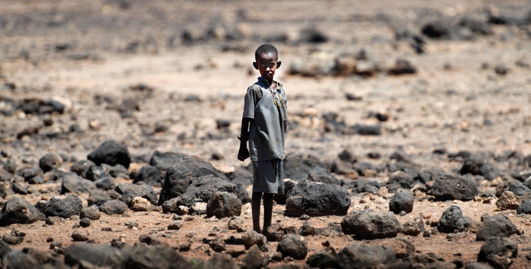Die Armut im globalen Süden nimmt zu: Ein Kind leidet Hunger in Nordkenia (Foto: pa / Helmut Fohringer)