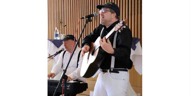 Das Musikkabarett Duo Camillo in action: Fabian Vogt (rechts) und Martin Schultheiß. (Foto: Ute Victor)