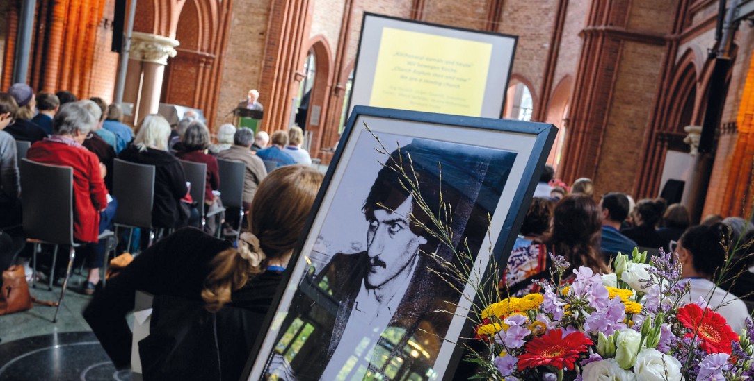 In der Berliner Heilig-Kreuz-Kirche erinnert ein Bild an Cemal Kemal Altun, der am 30. August 1983 aus Angst vor einer Abschiebung in den Tod sprang (Foto: Asyl in der Kirche Berlin-Brandenburg / Peter Groth)