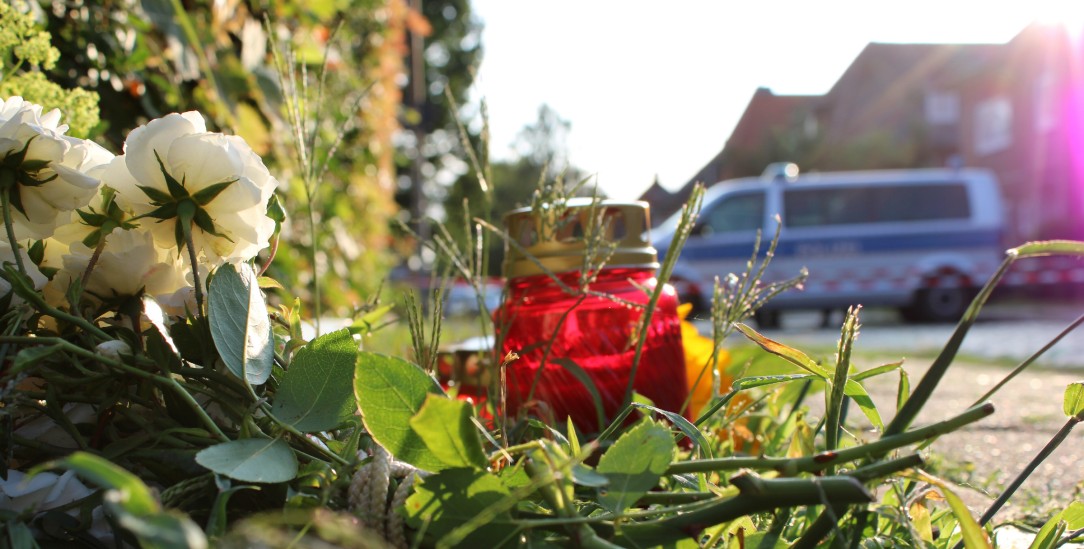 Blumen an der Jugendeinrichtung: Menschen zeigen ihre Anteilnahme (Foto: PA/DPA/Kai Moorschlatt)