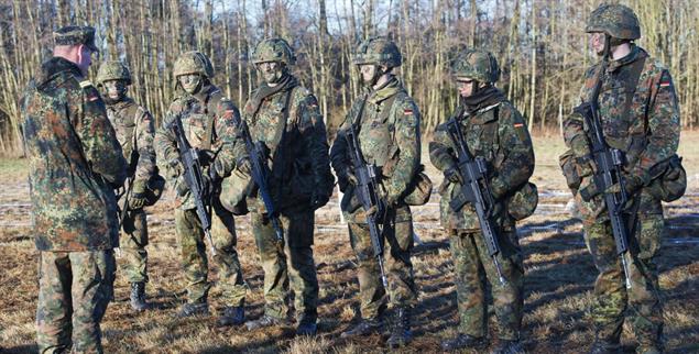 Soldaten der Bundeswehr in der Grundausbildung(Foto:pa/Sauer)