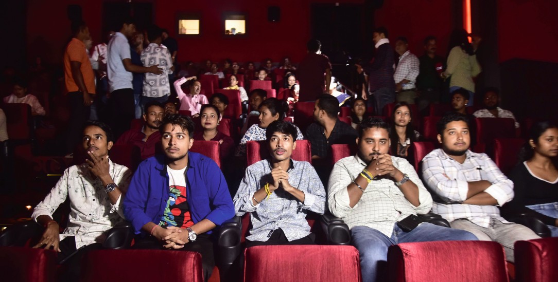 Im Kino: Mehr als 30 Millionen Menschen in Indien sehen sich jede Woche einen Film an. Kein Land produziert mehr Filme. (Foto: pa/NurPhoto//Anuwar Hazarika)