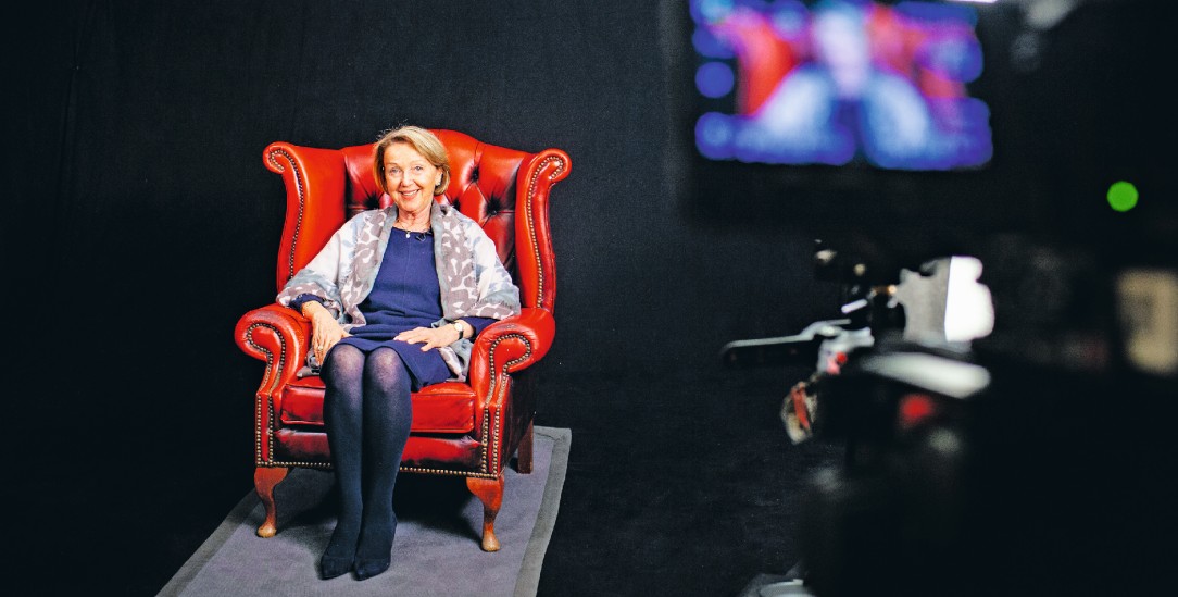 Digitale Zeitzeugin: Im Studio vor vielen Kameras entsteht Eva Umlaufs virtuelles Abbild. Es kann auf die häufigsten Fragen zu ihrem Schicksal antworten. (Foto: Universität München, Lehrstuhl für Didaktik der deutschen Sprache und Literatur)