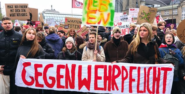 Friede sei mit euch: Demo-Teilnehmende im Dezember 2025 in Hamburg. (Foto: PA / DPA / Marcus Golejewski)