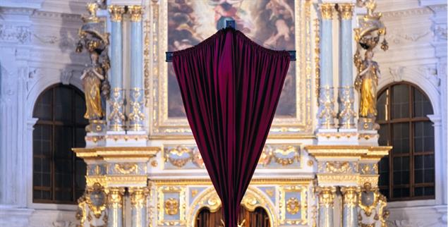 Stille für alle? Verhülltes Kreuzam Karfreitag in der Kirche St. Michaelin München. (Foto: PA/DPA/Sven Hoppe)