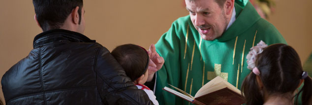 Pastor Gottfried Martens segnet in der Dreieinigkeitskirche in Berlin-Steglitz muslimische Kinder vor ihrer Taufe. Mehrere hundert Iraner und Afghanen sind bei ihm zum Christentum übergetreten. (Foto: pa/dpa/Lukas Schulze)