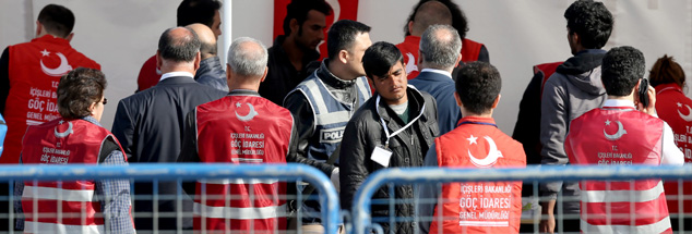 Zurück in die Türkei: Rund 200 Flüchtlinge wurden am 4. April vom griechischen Lesbos aus ins türkische Izmir gebracht. Offiziellen Angaben zufolge stammen sie aus Pakistan, Bangladesch und Marokko und haben in Griechenland noch keinen Asylantrag gestellt. (Foto: pa/epa/Tolga Bozoglu)