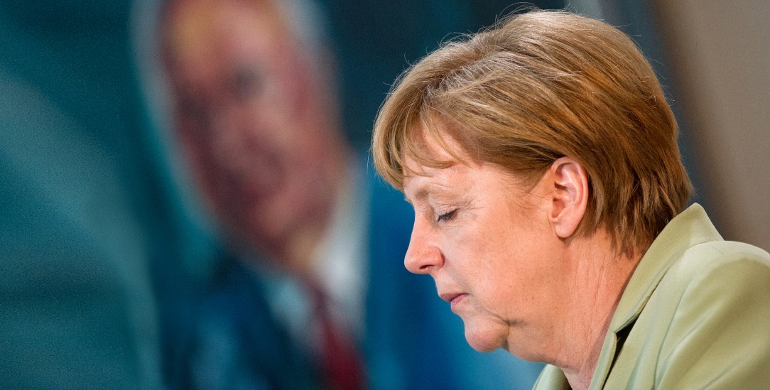 Angela Merkel vor einem Porträt von Helmut Kohl (Foto: PA/DPA/Bernd von Jutrczenka)