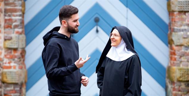 Vor dem Kloster:Hamo Shamos Bruder Fanar mit Schwester Makrina am Tor der Benediktinerinnenabtei St. Scholastika in Dinklage. Dort klopfte Hamo im Jahr 2018 an und bat um Kirchenasyl (Foto: Anja Kückelmann)