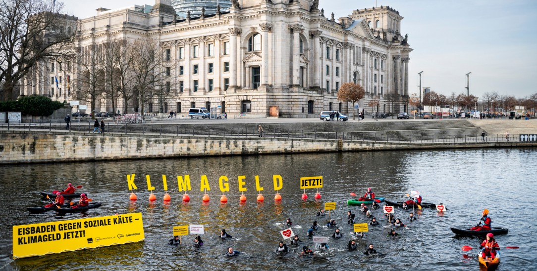 Sprung ins kalte Wasser: Mit einem Bad in der Spree haben 50 Mitglieder von Umwelt- und Sozialverbänden ihrer Forderung nach einer schnellen Einführung des Klimageldes Nachdruck verliehen (Foto: Greenpeace/Chris Grodotzki)