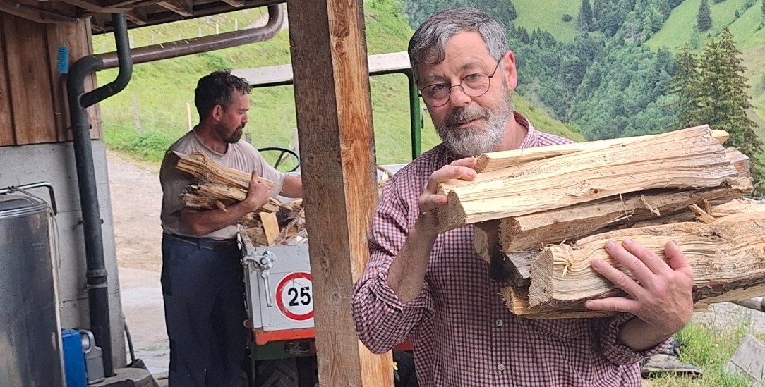 Freiwillige wie Herbert Keller (links) im Einsatz bei Bergbauernfamilie Gasser in Obwalden. Auf der Alp reifen unter den Händen von Karin Gasser pro Jahr 2,5 Tonnen Alpkäse. (Fotos: Wolf Südbeck-Baur)