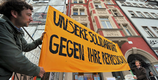 Mit einer Kundgebung protestieren Jenaer Bürger Mitte August vor dem Haus Johannisstrasse 14, in dem sich die Dienstwohnung von Jugendpfarrer König befindet, gegen den Einsatz der Polizei. König wird aufwieglerischer Landfriedensbruch vorgeworfen. (Foto: pa/Schutt)