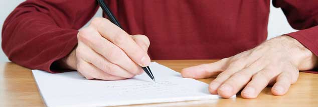 Eigene Gedanken, Gefühle und Assoziationen zu notieren hilft, Fragen für sich zu klären.Tagebücher sind wieder modern. Sie geben der Seele eine Sprache. (Foto: thinkstock/gettyimages/Halfdark)
