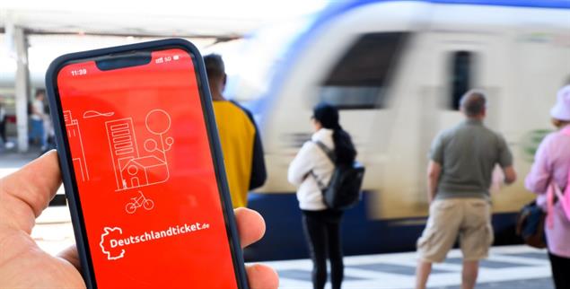 Nur noch digital: In vielen Situationen im Alltag ist man inzwischen auf das Smartphone angewiesen. (Foto: PA/DPA/Julian Stratenschulte)