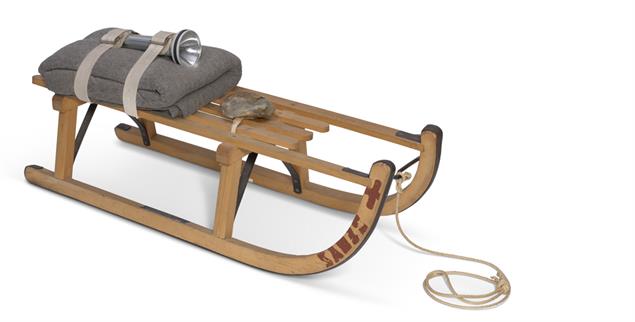 Mythenbildung mit oder ohne Schnee: »Schlitten« beruht auf einer Erzählung von Joseph Beuys. (Foto: Christie’s Image / Privatsammlung Berlin / ©Joseph Beuys Estate / VG-Bildkunst, Bonn 2025) 