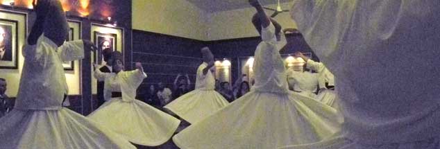 Sufi-Derwische beim Tanz: Ein Meer aus wirbelnden weißen Blüten. (Foto: Baatz)