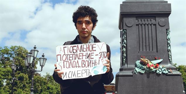 Bedrohter Demonstrant: Arshak Makichyan auf dem Puschkin-Platz in Moskau (Foto: Anna Antanaytite/Greenpeace)