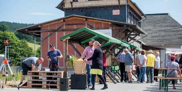 Ein Dorf steht auf: Fest am alten Bahnhofsgebäude in Rottenbach. Es wird zum Dorfladen umgebaut. (Foto: IBA Thüringen/Müller)