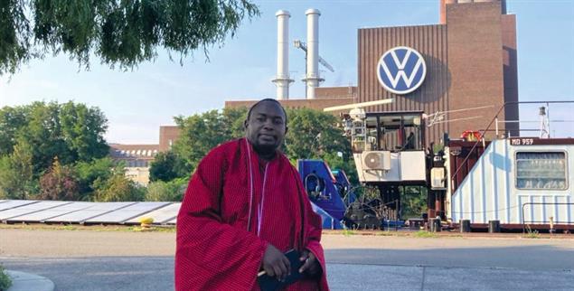 Draußen vor dem Tor: Joseph Oleshangay hätte gerne mit VW-Vertretern gesprochen. Doch die wollten nicht. (Foto: MISA)