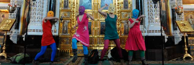 Stein des Anstoßes oder Stein der Weisen? Die Punk-Band Pussy Riot demonstriert am 21. Februar 2012 in der Moskauer Christ-Erlöser-Kathedrale gegen Putin. Der anschließende Schauprozess bringt Demokraten weltweit auf die Barrikaden. Darf,  kann oder muss man Pussy Riot mit Freiheitspreisen ehren? (Foto: pa/ITAR-TASS/ Mitya Aleshkovsky)

