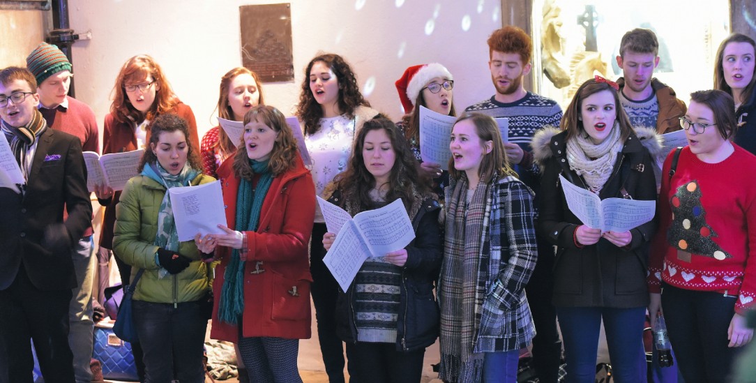 Schlecht gelaunt kann man nicht singen: Im Chor lösen sich Dissonanzen in harmonische Klänge auf. Das wirkt tief in die Psyche hinein. (Foto: Shutterstock / 1000 Words)