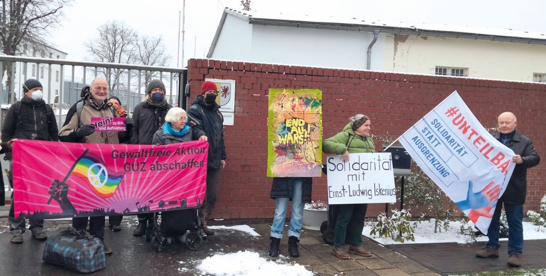 Solidarität: Unterstützer begleiteten Ernst-Ludwig Iskenius (2.v.l.) zum Haftantritt in der JVA Bützow (Foto: GÜZ abschaffen)