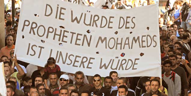 Demonstration in Freiburg, Ende September 2012: Die Teilnehmer protestieren gegen ein Video auf youtube, das den Propheten Mohammed schmäht und Allah lächerlich macht. Wie weit darf Meinungsfreiheit gehen? (Foto: pa/Seeger)