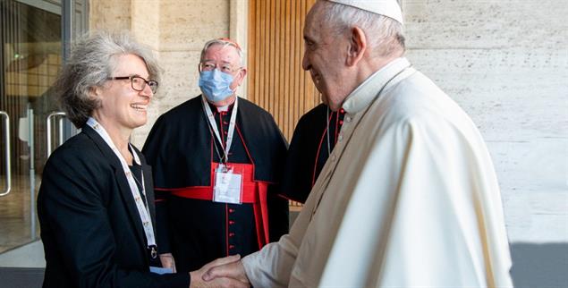 Eine der ersten Frauen im Vatikan, die was zu sagen haben: Nathalie Becquart, Untersekretärin der Bischofssynode, mit Papst Franziskus (Foto: Vatican Media/Romano Siciliani/KNA)