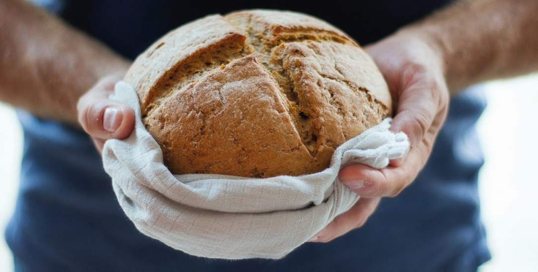So viel du brauchst: Oft reicht ein Brot. Oder doch nicht? Die ökumenische Aktion Klimafasten nimmt sieben Wochen lang die Ernährung in den Blick. (Foto: Klimafasten 2022/Kate Remmer)