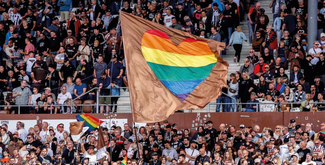 Flagge zeigen: St.-Pauli-Fans schwingen Regenbogen-Fahnen gegen Queerfeindlichkeit. (Foto: imago images / Oliver Ruhnke)