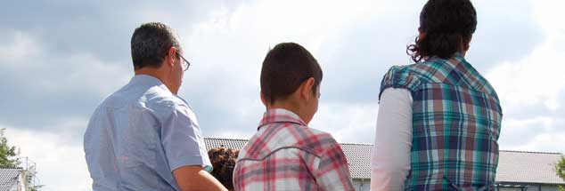 Coan Mohammed (links) und seine Frau Samira (rechts) mit ihrer Familie, irgendwo in Deutschland: Aus Angst vor möglichen Verfolgern aus Syrien möchten sie nicht erkannt werden. (Foto: privat)