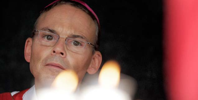 Tebartz-van Elst: Warten auf göttliche Eingebung? Er legt sein Schicksal, wie er sagt, "in die Hände des Heiligen Stuhls." (Foto: pa/dpa/Fredrik Von Erichsen) Tebartz-van Elst: Warten auf göttliche Eingebung? Er legt sein Schicksal, wie er sagt, "in die Hände des Heiligen Stuhls." (Foto: pa/dpa/Fredrik Von Erichsen)