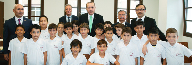 Präsident Erdogan (in der Bildmitte) besucht eine der Imam-Hatip-Schulen, die ursprünglich nur zur Ausbildung von islamischen Predigern gedacht waren, inzwischen aber für alle Schüler offen sind (Foto: pa/abaca)
