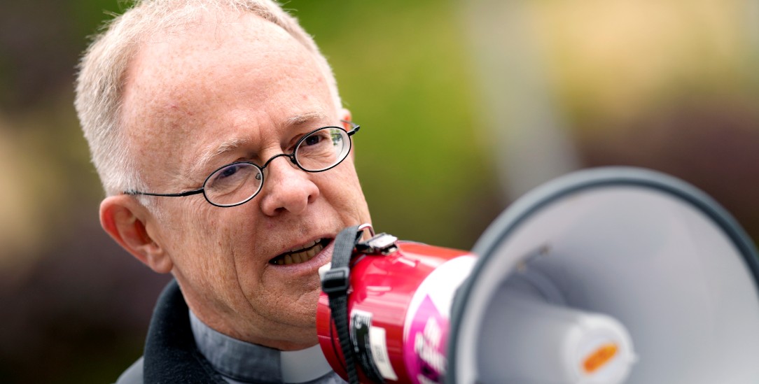 Klare Ansagen. Der Jesuit Jörg Alt ist ein lautstarker Unterstützer der Klimaprostestbewegung (Foto: pa/ap/Matthias Schrader)