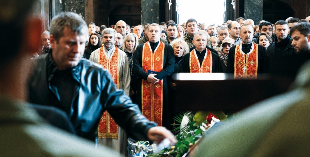 Trösten im Akkord: Nestor Ryzyk (dritter Priester von rechts) bei einem Trauergottesdienst (Foto: Andreas Gregor)
